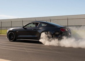 2015-gt-mustang-doing-a-burn-out